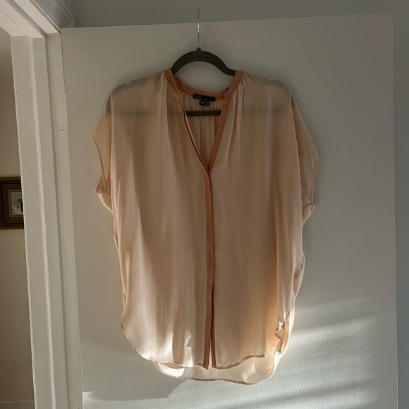 Vince Cap Sleeve V-Neck Popover Snap Button Front Silk Blouse Top in Pale Peach - Picture 2 of 4